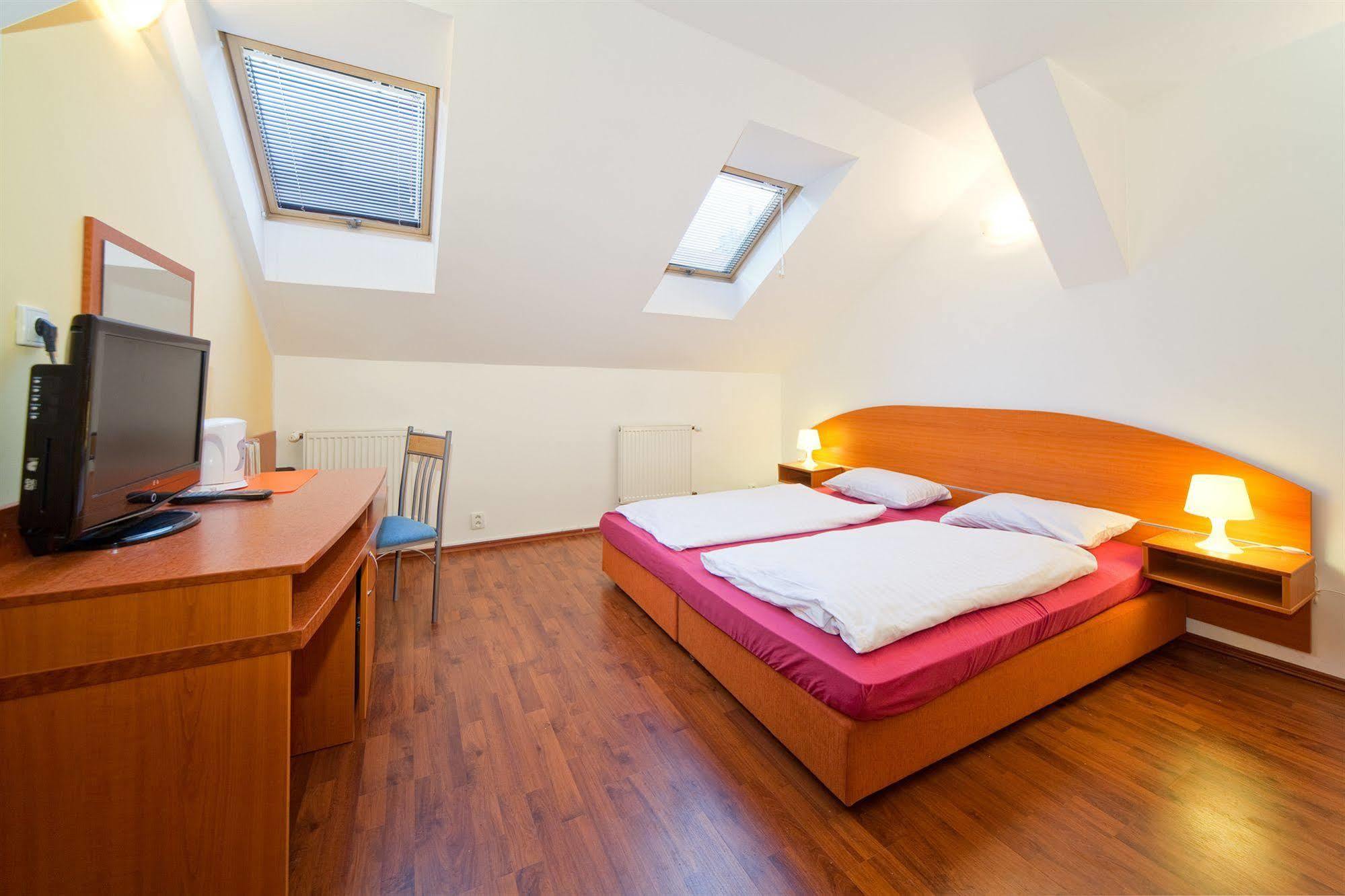 Spacious Apartment With Breakfast For 3 People In Praga Esterno foto